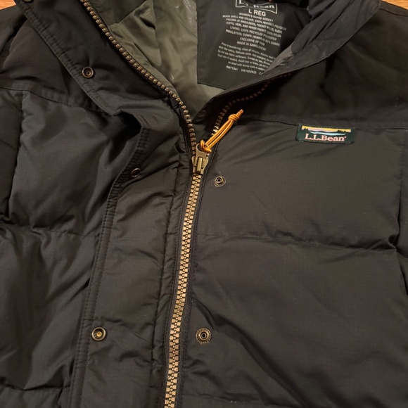 L.L. Bean women’s mountain classic puffer coat - Picture 3 of 5